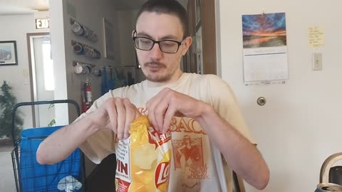 Reaction To Lays Cheesy Garlic Bread Chips