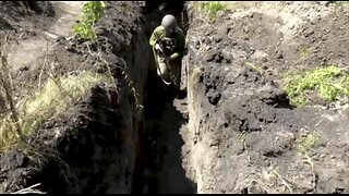 Ukraine combat footage : Russian assault on Ukrainian trench goes sideways