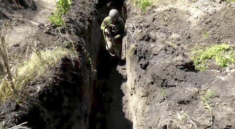 Ukraine combat footage : Russian assault on Ukrainian trench goes sideways