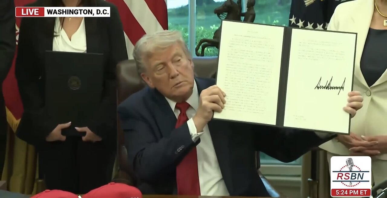TRUMP❤️🇺🇸🥇🪽🕺SIGNS EXECUTIVE ORDERS🤍🇺🇸🏅🪽📑✍️MEET WOUNDED VETERANS💙🇺🇸🏅🪽🪖🏛️⭐️
