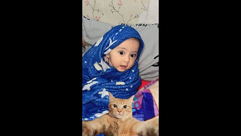 bayi lucu sedang belajar merangkak