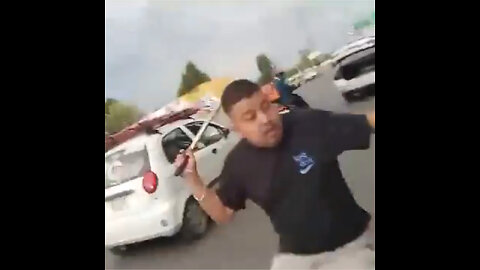 Familia en coche es perseguida y agredida por un conductor violento