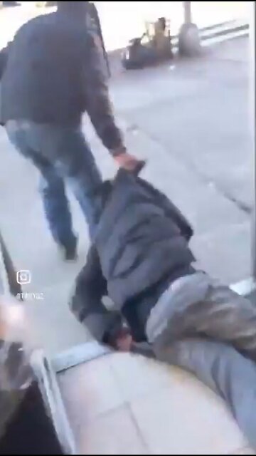 Employee attacks and drags man out of store for knocking over merchandise, customers mock and cheer