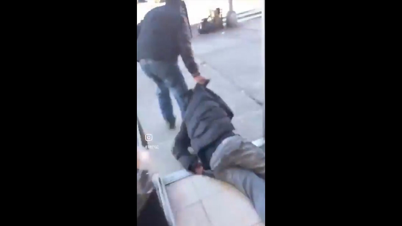 Employee attacks and drags man out of store for knocking over merchandise, customers mock and cheer