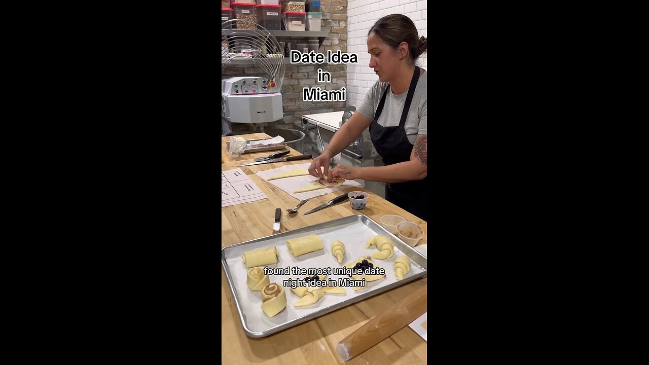 Would you try this croissant and pastry making class? 🥐 At Flour and Weirdoughs you can le