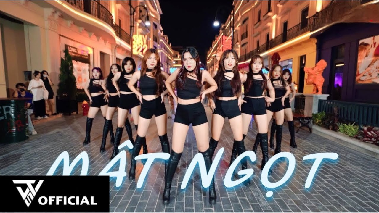 Gái Xinh Nhảy “Mật Ngọt” Cực Mượt – Đốt Mắt Từng Cú Lắc Hông!!!
