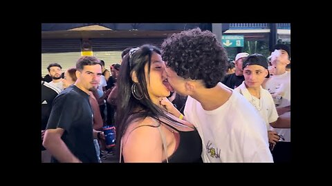 MELHOR BEIJO DO BRASIL VOLTOU & BEIJANDO TODAS AS GATAS NA DEIXA EM OFF - BEIJANDO DESCONHECIDAS