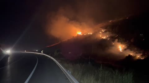 Zjarri në Kapshticë, flakët pranë aksit nacional