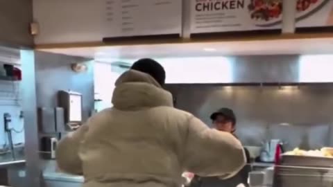 Hombre discute en cafetería por los pocos ingredientes de su taco
