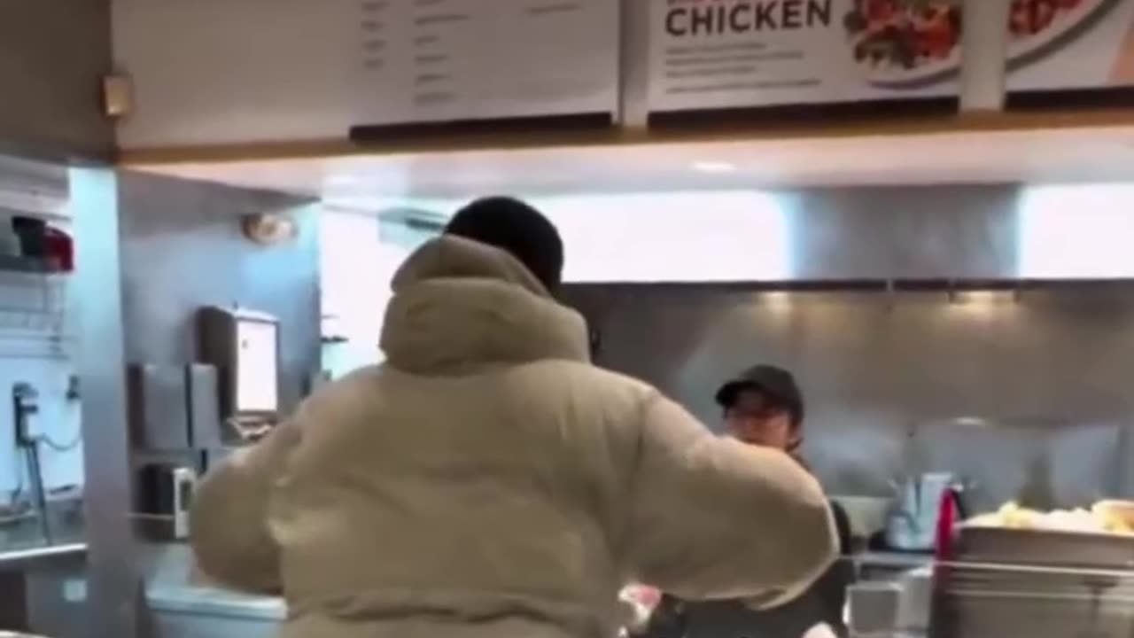 Hombre discute en cafetería por los pocos ingredientes de su taco