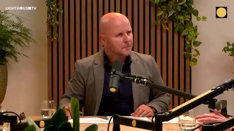 Lighthouse TV - Waarom de NOS en MSM het geweld op blanke boeren in Zuid-Afrika verzwijgen