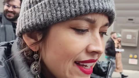 Chicana apoyando la soberanía de Venezuela.