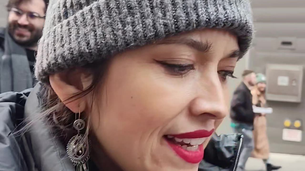 Chicana apoyando la soberanía de Venezuela.
