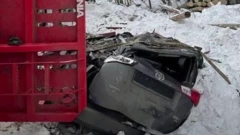 Camión maderero patina en el hielo y vuelca sobre un auto