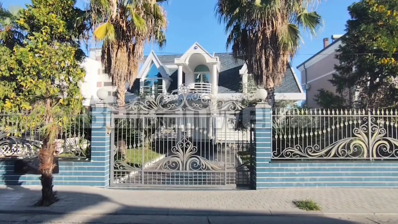 Pamje nga banesa e Xhelal Mziut pas shperthimit