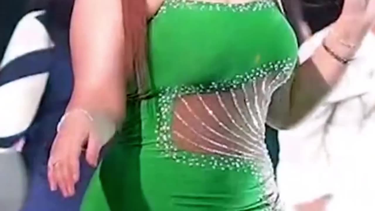 أخرج الصدر وارفع الساق فتيات الرقصات الفاخرة 2025