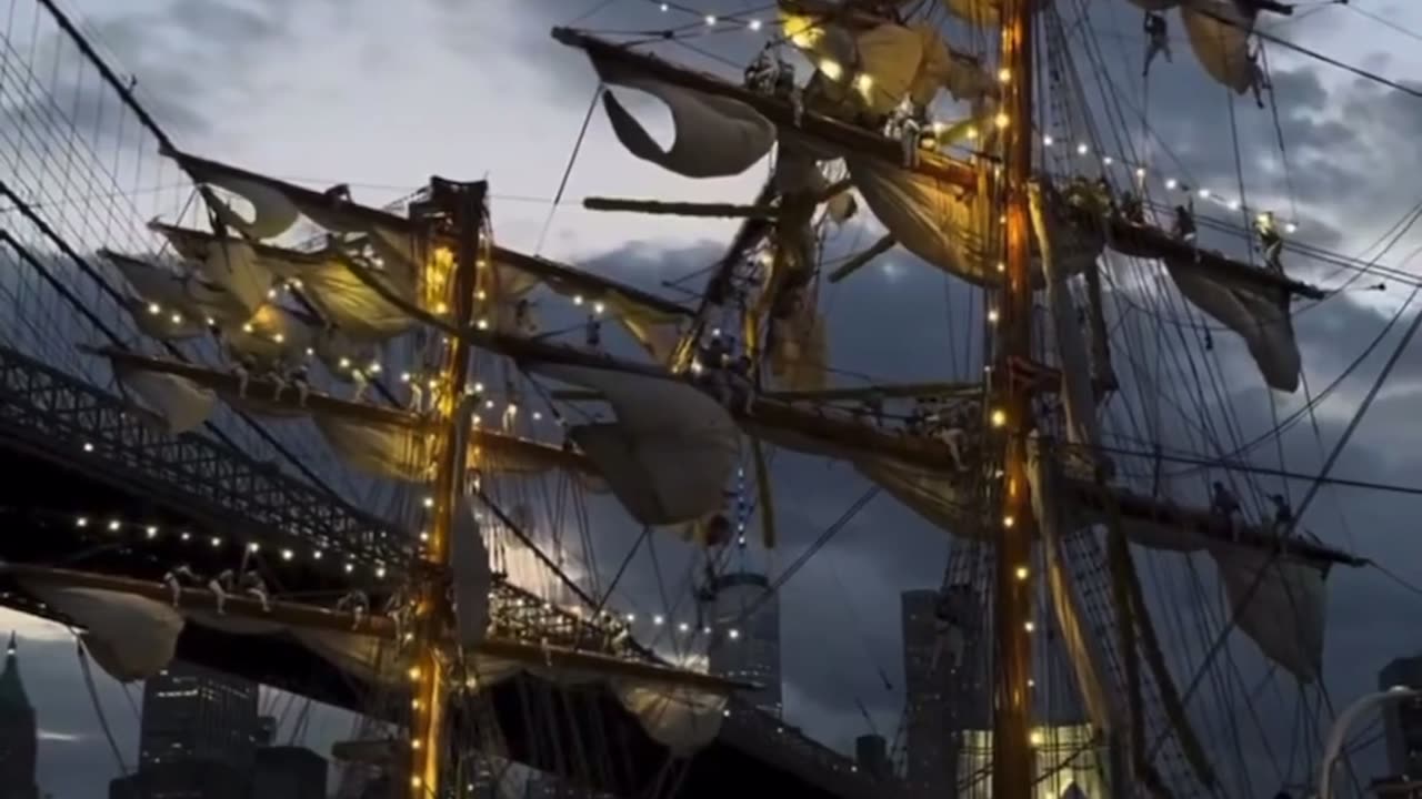 Mexican ship crashes into NYC bridge