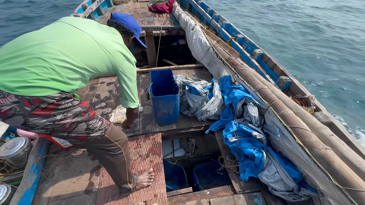 Fischerboote und blaue Wellen in Laos