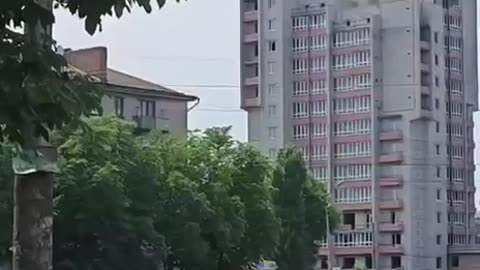 🤬 Video of today's deliberate and targeted strike by a Russian fpv drone on a high-rise building