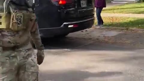 🚨 LEFTISTS SWARM FEDERAL AGENTS IN CHICAGO: "Go get a real job!"