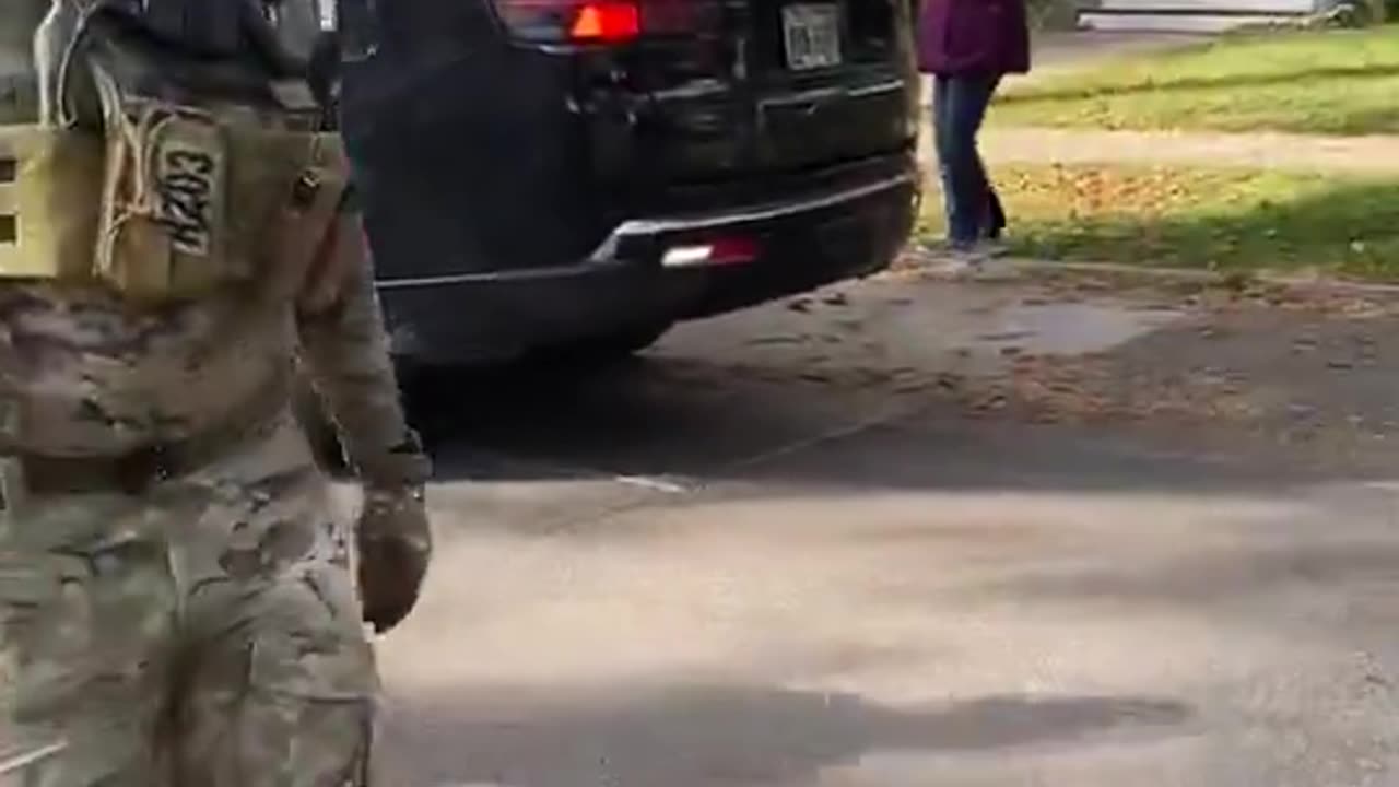 🚨 LEFTISTS SWARM FEDERAL AGENTS IN CHICAGO: "Go get a real job!"