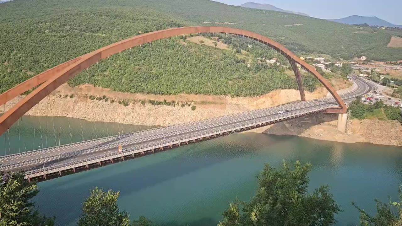 Aksident në Urën e Re të Kukësit, përplasen tre automjete, devijohet trafiku