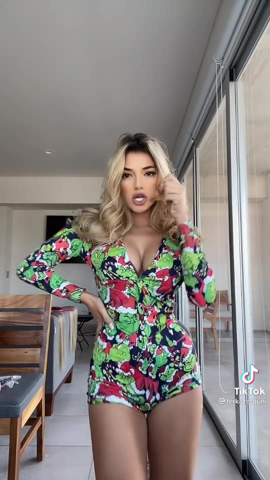 look at her eyes😍🤗