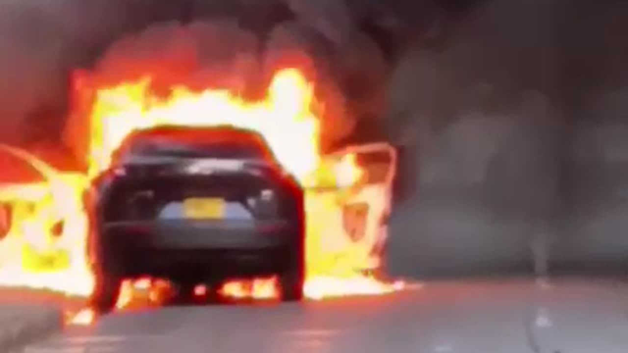 Incendio de carro en Manga