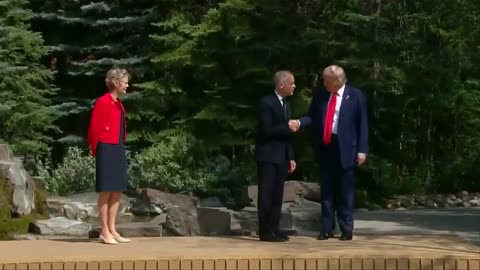 🇺🇲🇨🇦 Canadian Prime Minister Mark Carney warmly greets President Donald J. Trump at the G7 Summit