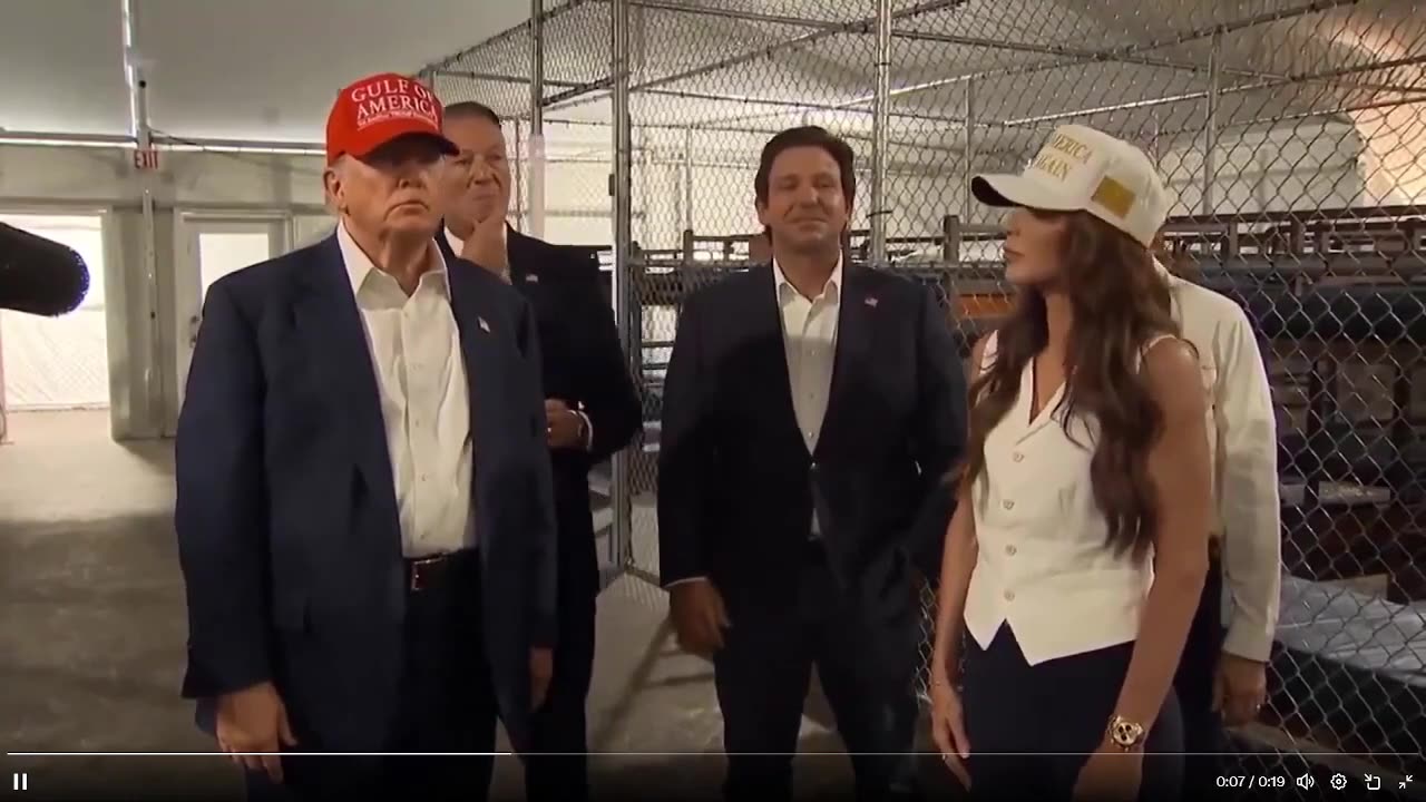 Tổng thống Trump đang thăm nhà tù Alligator Alcatraz.