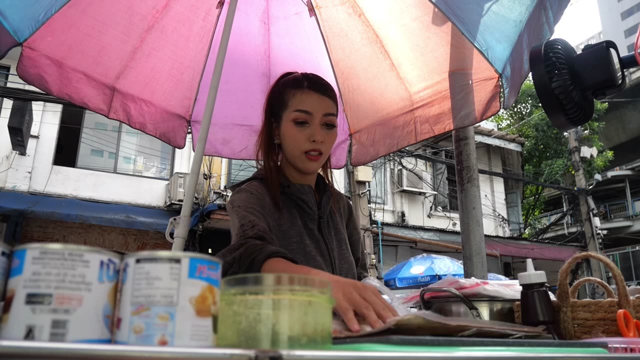 Thai Roti Lady's extreme struggle while cooking in 🌧️☔ Evening 🌆🇹🇭🇹🇭🇹🇭