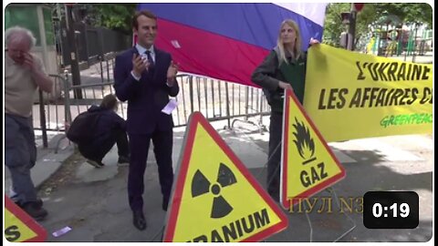 🇫🇷🤷‍♂In France, a statue of Macron was stolen from a wax museum and placed near the Russian embassy