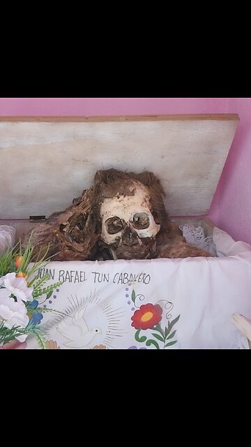 Pomuch revive la tradición maya de limpiar los huesos por Día de Muertos