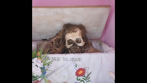 Pomuch revive la tradición maya de limpiar los huesos por Día de Muertos