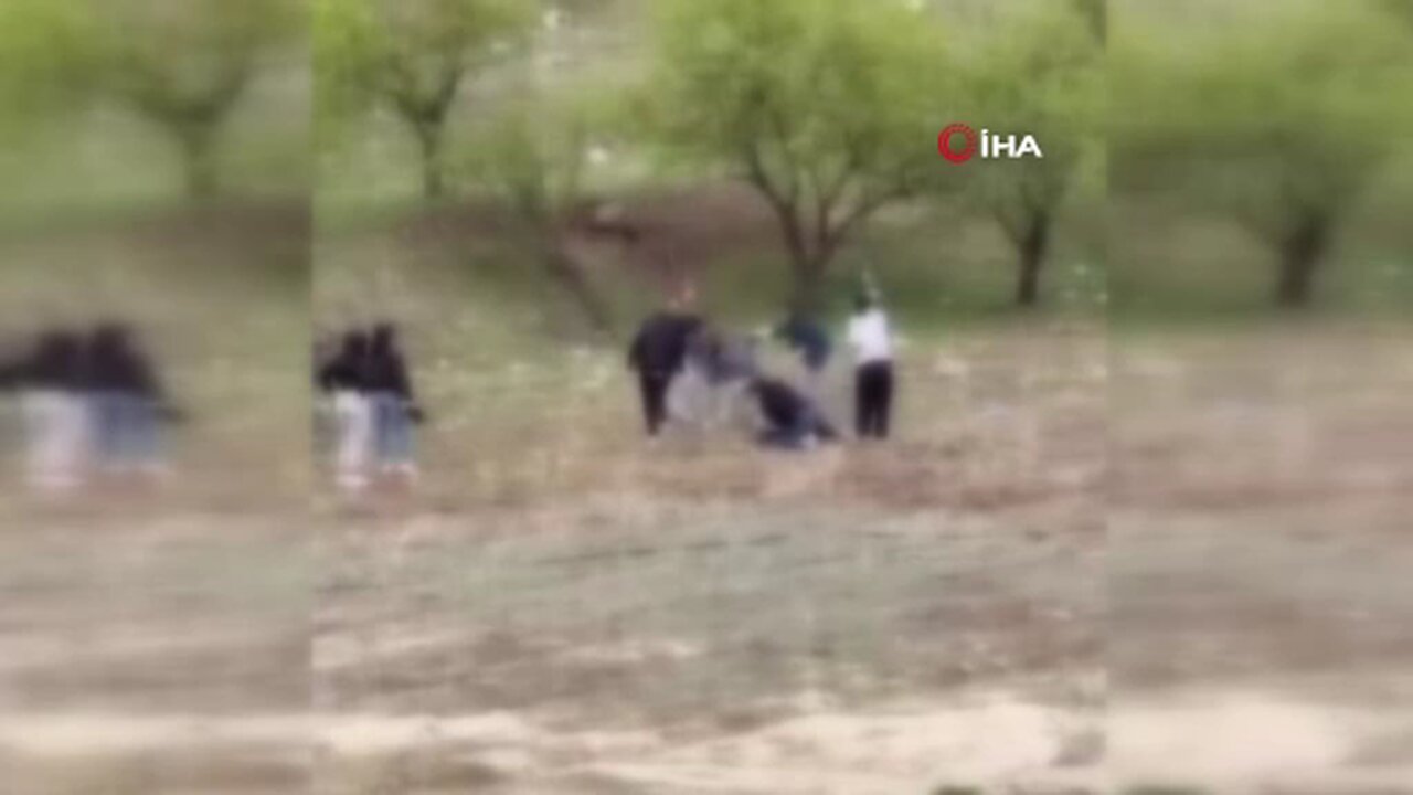 Tekme tokat birbirlerine giren genç kızların kavgası kamerada