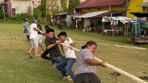 Tarik tambang masyarakat