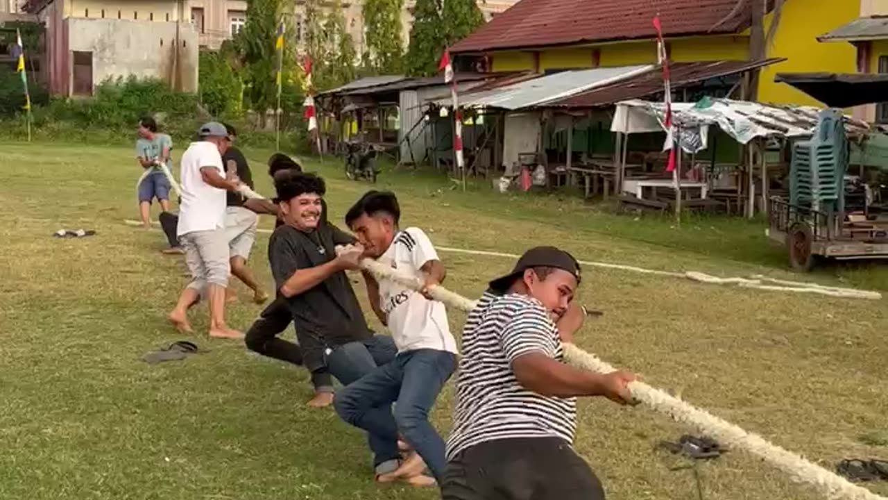 Tarik tambang masyarakat