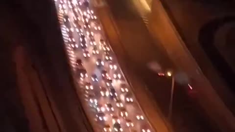 🇮🇷 — Hundreds of thousands of Iranians flee the capital, Tehran, with traffic lasting hours, from daylight to night.
