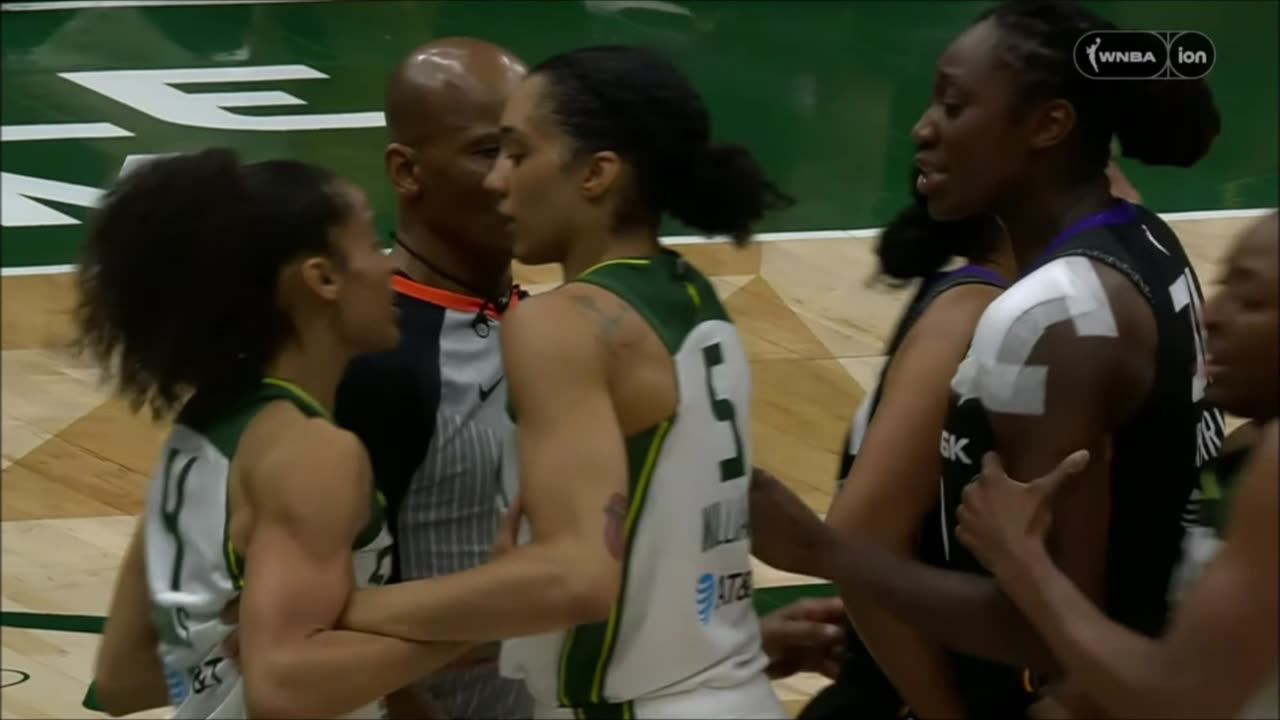 👀 Skylar Diggins SEPARATED from Bria Hartley after hard foul | WNBA women's basketball
