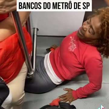 Passageira dorme embaixo do banco do metro de São Paulo