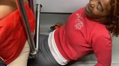 Passageira dorme embaixo do banco do metro de São Paulo