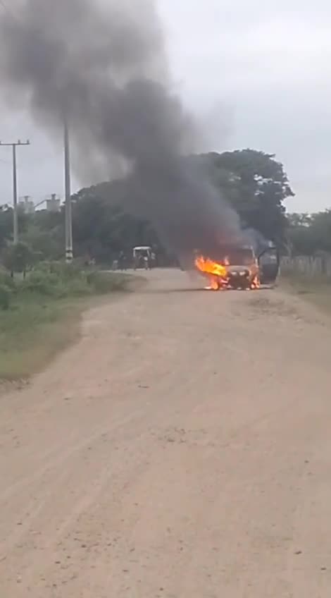 Emergencia por buseta escolar incendiada en Guáimaro