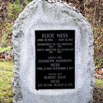 FAMOUS GRAVES - VOL. 170: ELLIOT NESS