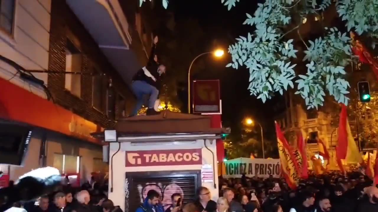 Isabel Peralta a szocialista kormánypárt madridi székháza előtt