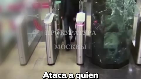 Joven golpea a pasajero que lo amonestó por colarse en el metro