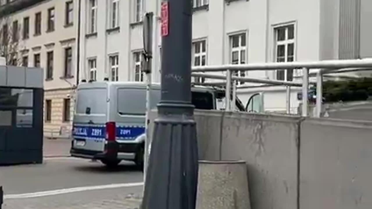🔴 #WAŻNE | Pod siedzibą Republiki pojawiła się policja