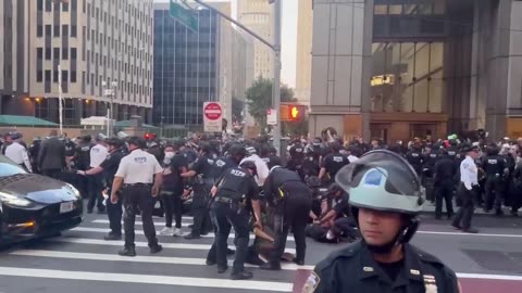 🚩 Anti-ICE demonstration in NYC results in clashes with cops