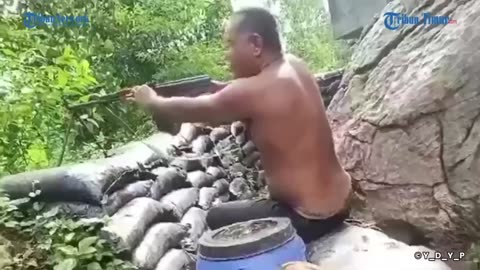 Without Protective Gear! Cambodian Soldiers Use Rare Weapons to Fire at Thai Troops