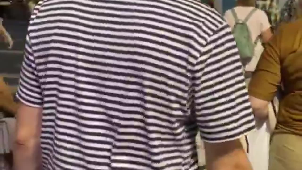 （轉貼）此時此景的聖彼得堡街頭，盡顯祥和、繁榮、溫馨的氣氛。這則推特訊息已有近兩千二百萬觀看流量～