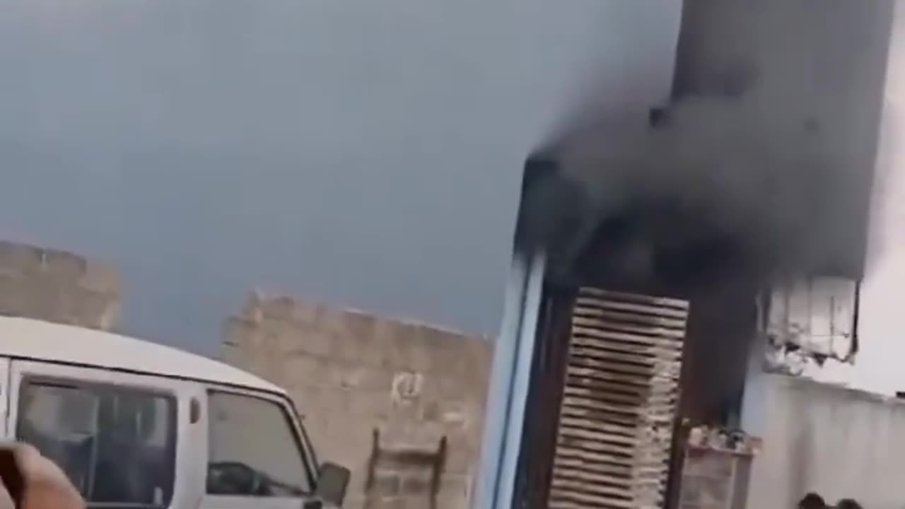 Family jumps out of the balcony because of LPG cylinder blast in the house.